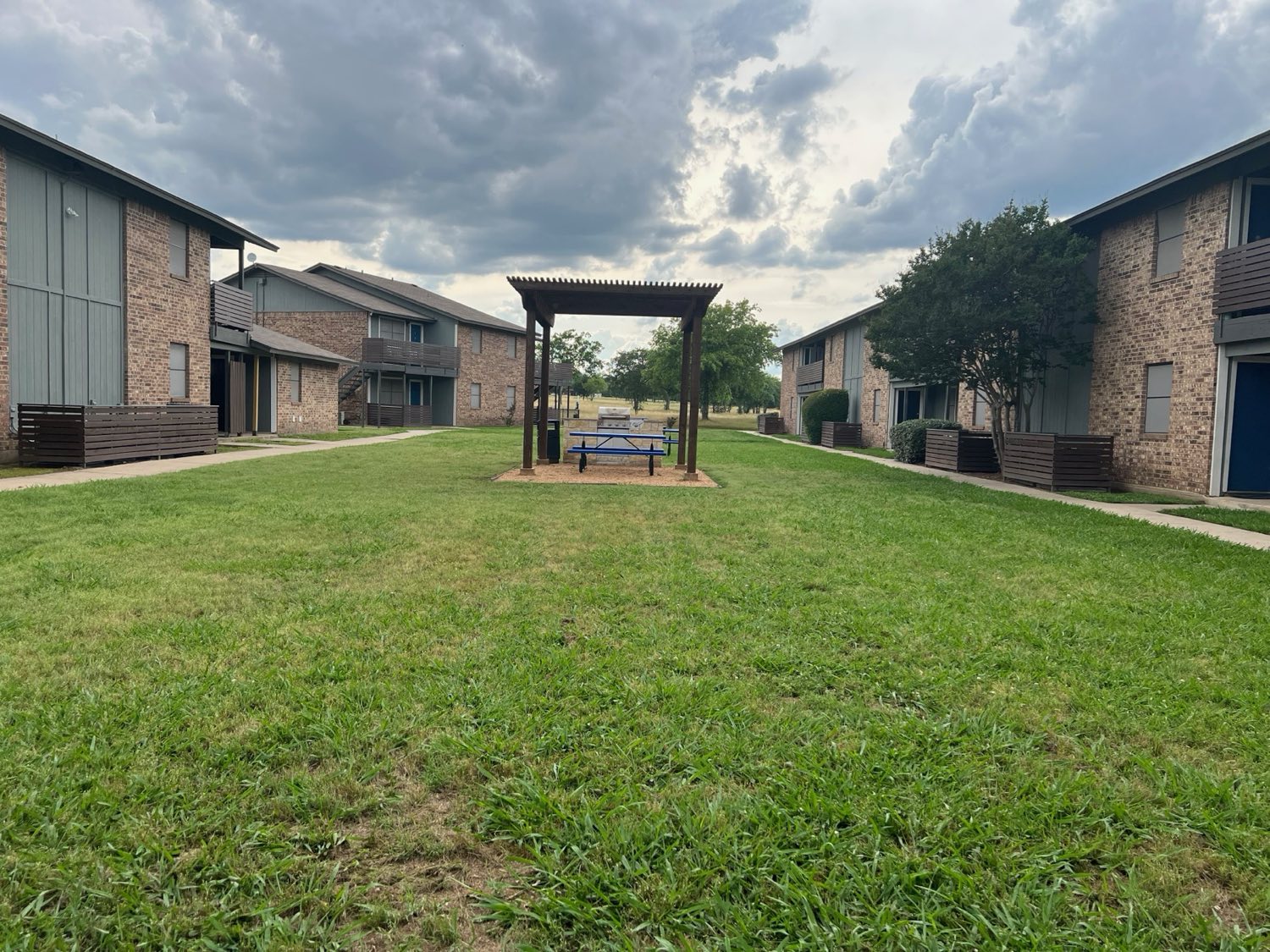 Courtyard and pergola at The Pearl on University